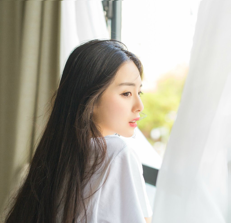 “快看，那是什么？”一名将士突然看向江面，惊讶道。